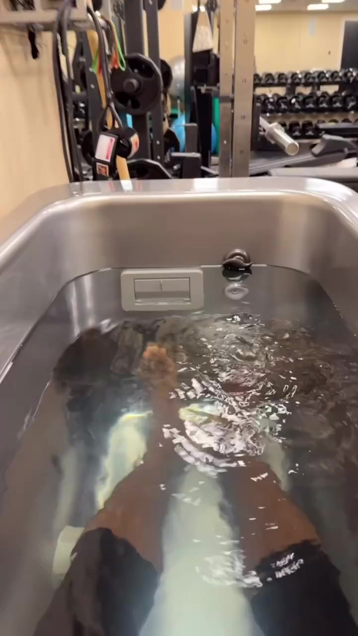 八点不到💪🏽詹姆斯完成早上训练 晒出自拍照&amp;泡冰水恢复视频
