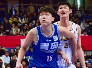 开云在线-内线对位！胡金秋半场6分5板1助1断1帽&amp;杨瀚森7分1板1助3帽